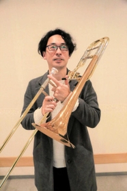 ２０日に明石弦楽四重奏団と協演するトロンボーン奏者岡村哲朗さん＝明石市東仲ノ町