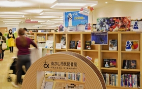 年間９０万人が訪れるあかし市民図書館。開館５周年の節目を控え、さらなるサービスの充実が図られる＝明石市大明石町１
