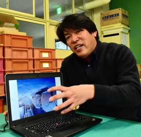 南極での経験を語る河合健次さん＝明石市和坂２