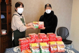 こどもサポート財団に食品を寄贈した坂本颯太さん（右）＝明石市小久保６