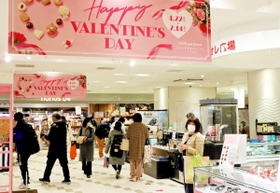 バレンタインデーを前に商品を品定めする買い物客＝明石市大明石町１