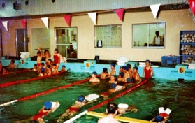 大勢の子どもたちで活況を呈した開設当初の教室の風景＝１９８０年撮影（明石スイミングスクール提供）