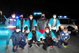 青色防犯パトロール活動に取り組む戎岡淳一さん（前列右から２番目）と飲食店経営者の仲間＝明石市大久保町大久保町