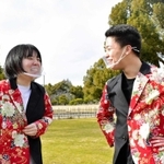 高校漫才の日本一に輝いた「ブラックビート」の藤原千羽さん（左）と大辻壮汰朗さん＝明石公園