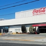 新物流センターの建設が進むコカ・コーラボトラーズジャパン明石工場＝明石市大久保町西脇