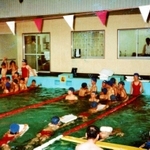 大勢の子どもたちで活況を呈した開設当初の教室の風景＝１９８０年撮影（明石スイミングスクール提供）