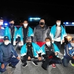 青色防犯パトロール活動に取り組む戎岡淳一さん（前列右から２番目）と飲食店経営者の仲間＝明石市大久保町大久保町