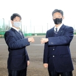 明石商業高校を卒業し、プロ野球界へ羽ばたく中森俊介選手（右）と来田涼斗選手＝明石商業高校