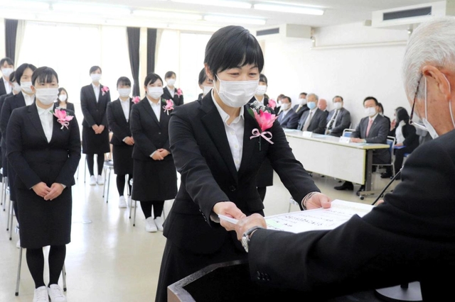 校長から卒業証書を受け取る代表者＝明石市鷹匠町