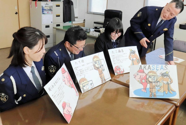 マスコットを考案した（左から）山沖恵巡査部長、佐竹亜世巡査長、清水いぶきさん＝明石市田町２