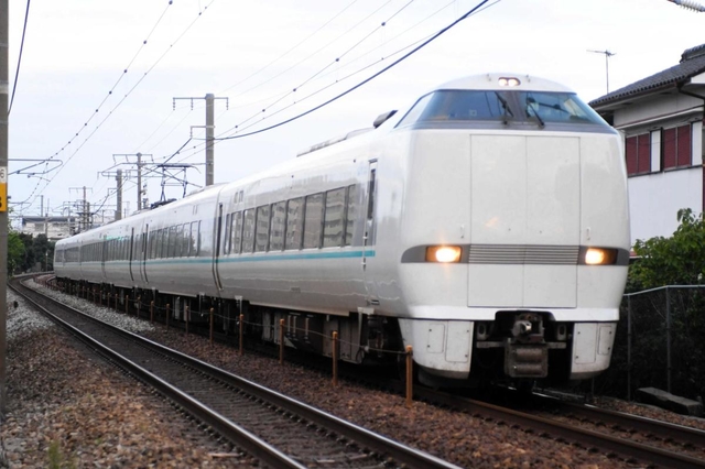 ＪＲ大久保駅での停車が始まった通勤特急「らくラクはりま」（ＪＲ西日本提供）