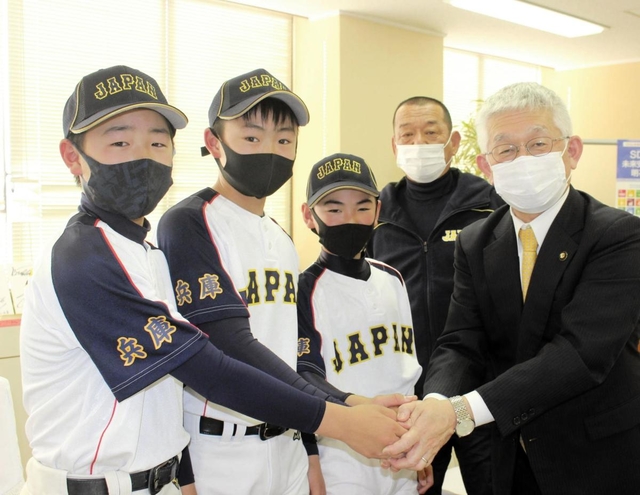 「日本代表に恥じない試合を」と意気込む（左から）牛尾龍生君、岸本玲哉君、尾崎鳴斗君＝明石市役所