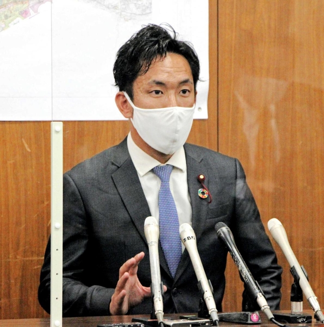 国保料の滞納について会見する筒泉寿一市議＝明石市役所議会棟