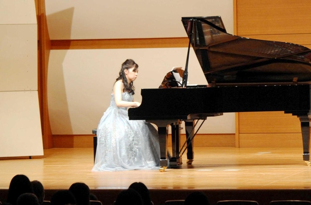 明石生まれの作曲家菅原明朗さんのピアノ曲を演奏する正住真智子さん＝明石市東仲ノ町