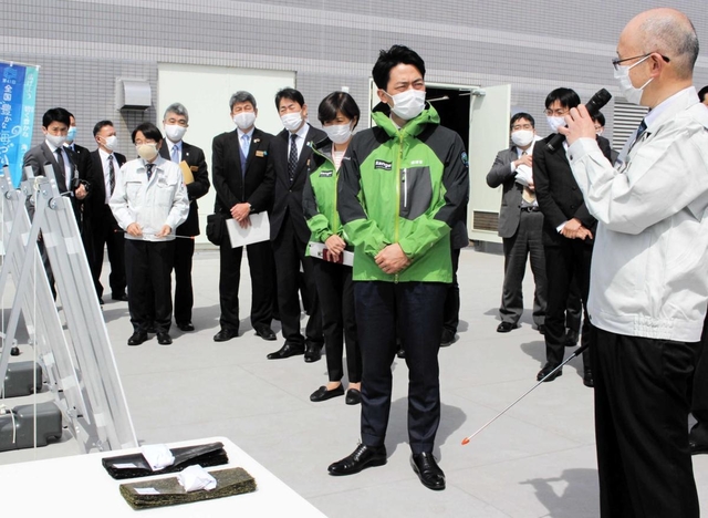 県水産技術センター職員からノリやイカナゴの成育などについて聞く小泉環境相＝明石市二見町南二見