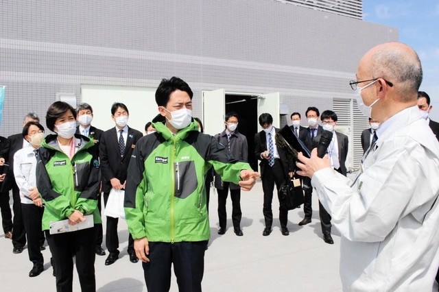 県水産技術センター職員からノリやイカナゴの成育などについて聞く小泉環境相＝明石市二見町南二見