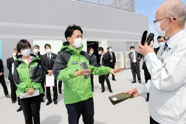 県水産技術センター職員からノリやイカナゴの成育などについて聞く小泉環境相＝明石市二見町南二見