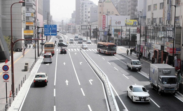明石駅前交差点の東西ともに４車線化された国道２号（明石駅前交差点を挟んで西側から東側＝神戸方面を望む）＝明石市本町１