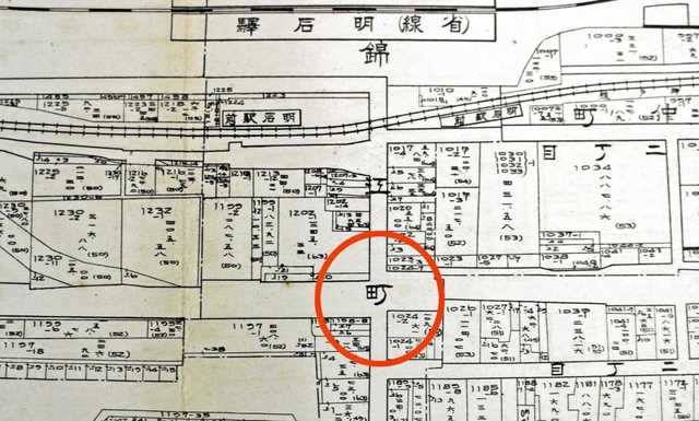 １９３７年作製の明石市中心部の地図。中央の丸印部分が現在の明石駅前交差点。東西の道路幅にずれがあることが確認できる（明石市提供）