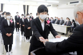 校長から卒業証書を受け取る代表者＝明石市鷹匠町