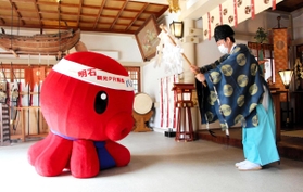全国から集まった願い事の成就を祈り、祈祷を受けるパパたこ＝住吉神社