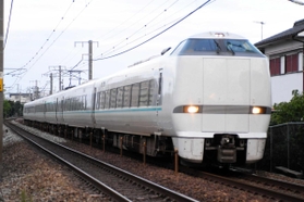 ＪＲ大久保駅での停車が始まった通勤特急「らくラクはりま」（ＪＲ西日本提供）