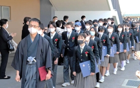 保護者がつくる花道を通って会場を後にする錦城中の卒業生ら＝明石市上ノ丸３