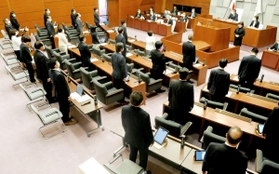 筒泉市議に対する辞職勧告決議案を全会一致で可決する明石市議会＝同市議会本会議場