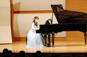 明石生まれの作曲家菅原明朗さんのピアノ曲を演奏する正住真智子さん＝明石市東仲ノ町
