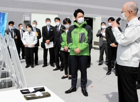 県水産技術センター職員からノリやイカナゴの成育などについて聞く小泉環境相＝明石市二見町南二見