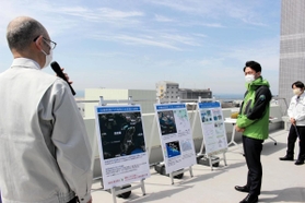 県水産技術センター職員からノリやイカナゴの成育などについて聞く小泉環境相＝明石市二見町南二見