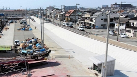 住宅地を高潮被害から守るために建設された、約６００メートルにわたる堤防＝明石市岬町