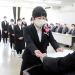 校長から卒業証書を受け取る代表者＝明石市鷹匠町