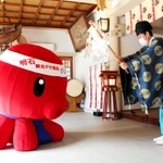 全国から集まった願い事の成就を祈り、祈祷を受けるパパたこ＝住吉神社