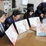 マスコットを考案した（左から）山沖恵巡査部長、佐竹亜世巡査長、清水いぶきさん＝明石市田町２