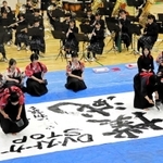 書道パフォーマンスを披露する明石南高校の書道部員ら＝明石市明南町３