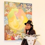 展示会に出品したたなかしんさん。原画をじかに見ると、絵の具に砂を混ぜる画風のユニークさが伝わってくる＝明石市立文化博物館
