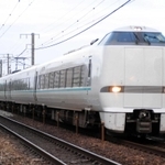 ＪＲ大久保駅での停車が始まった通勤特急「らくラクはりま」（ＪＲ西日本提供）