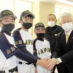 「日本代表に恥じない試合を」と意気込む（左から）牛尾龍生君、岸本玲哉君、尾崎鳴斗君＝明石市役所