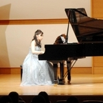 明石生まれの作曲家菅原明朗さんのピアノ曲を演奏する正住真智子さん＝明石市東仲ノ町