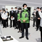 県水産技術センター職員からノリやイカナゴの成育などについて聞く小泉環境相＝明石市二見町南二見