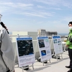 県水産技術センター職員からノリやイカナゴの成育などについて聞く小泉環境相＝明石市二見町南二見