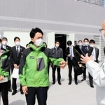 県水産技術センター職員からノリやイカナゴの成育などについて聞く小泉環境相＝明石市二見町南二見