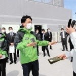 県水産技術センター職員からノリやイカナゴの成育などについて聞く小泉環境相＝明石市二見町南二見