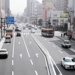 明石駅前交差点の東西ともに４車線化された国道２号（明石駅前交差点を挟んで西側から東側＝神戸方面を望む）＝明石市本町１