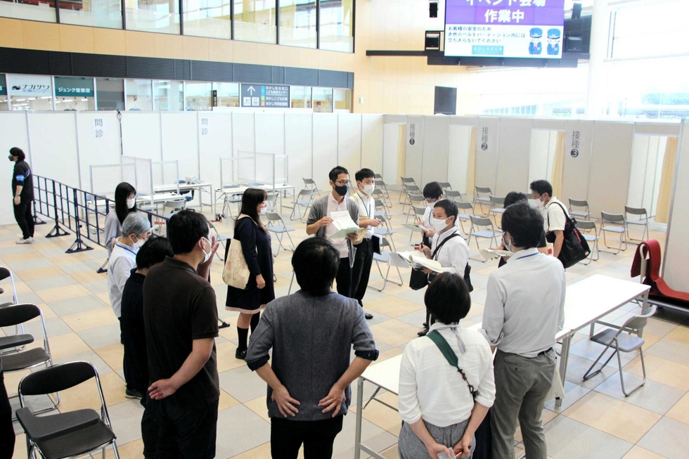 神戸新聞next 明石 ワクチン集団接種の会場設営 市職員らが手順確認 明石