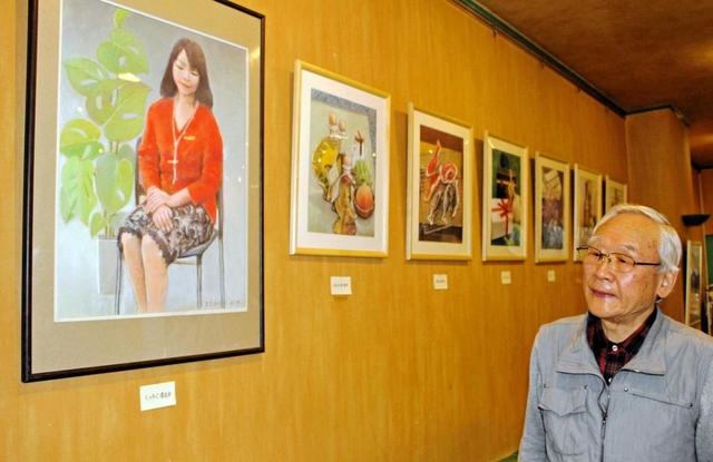 パステル画や水彩画１８点を出品した石田輝男さん＝明石市本町２