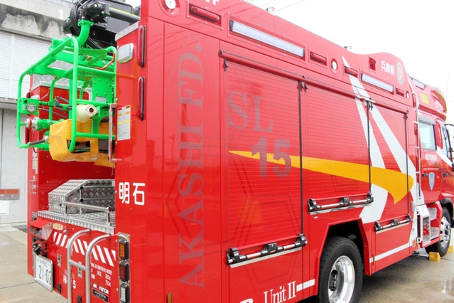 「エヴァンゲリオン」に似たデザインの一部を修正した小型はしご車＝明石市藤江