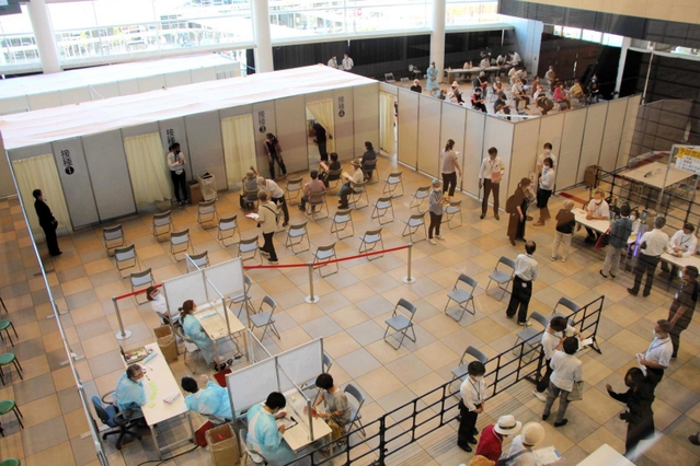 あかし市民広場の集団接種会場。４ブースのいずれかで接種した後、右奥のスペースで１５～３０分待機する＝３１日午前、明石市大明石町１