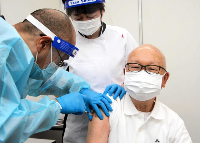 新型コロナウイルスワクチンを接種する高齢者＝３１日午前、明石市大明石町１